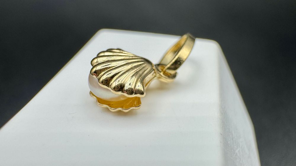 Złota przywieszka muszla z perłą, 14ct 585, waga: 0,55g
