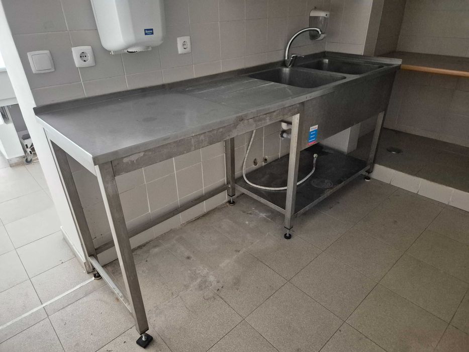 Bancada em Inox com Pias e Torneira