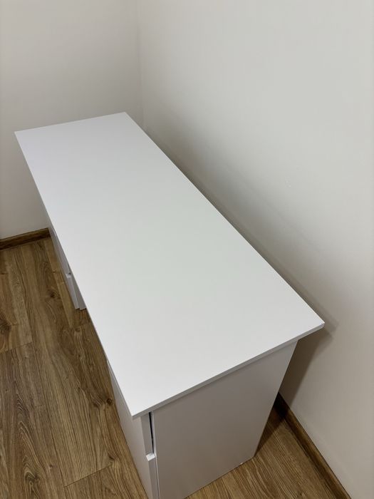 Białe biurko z szufladami