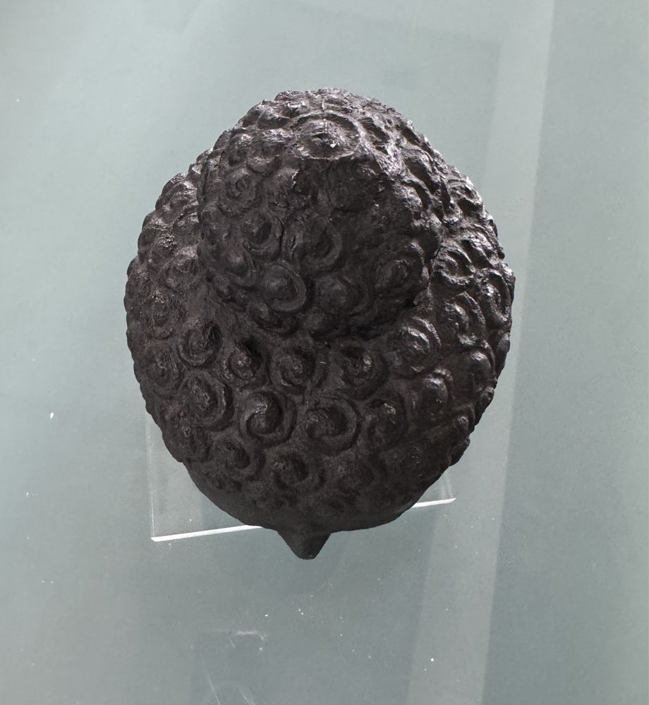 Peça decorativa em formato do Buda em preto.