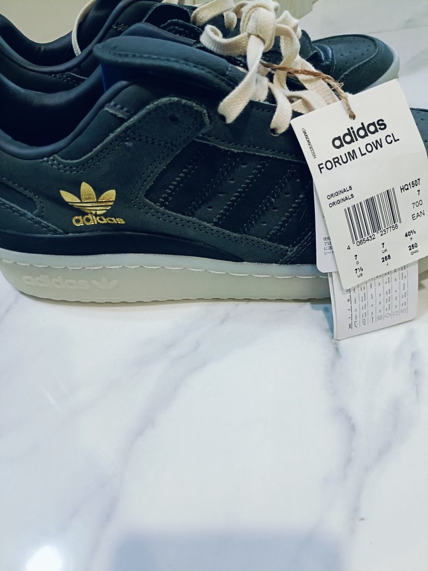 Кросовки Adidas 40.5 Новые