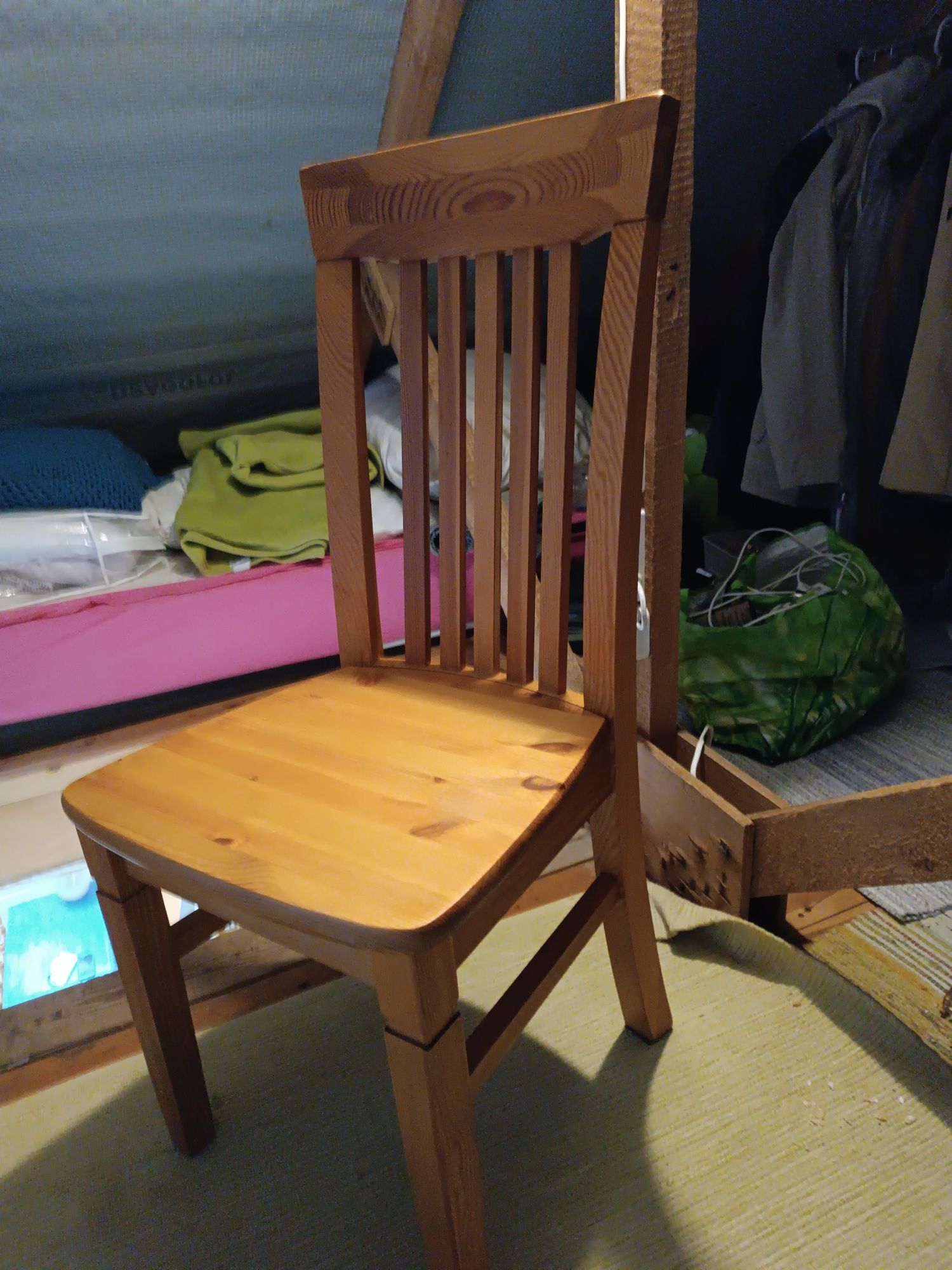 6 krzeseł z drewna sosnowego sprzedam