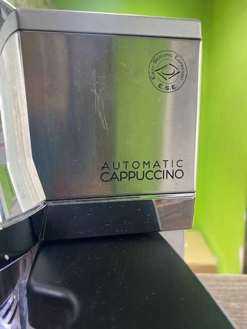 Kolbowy ekspres ciśnieniowy do kawy z pojemnikiem DeLonghi EC850.M