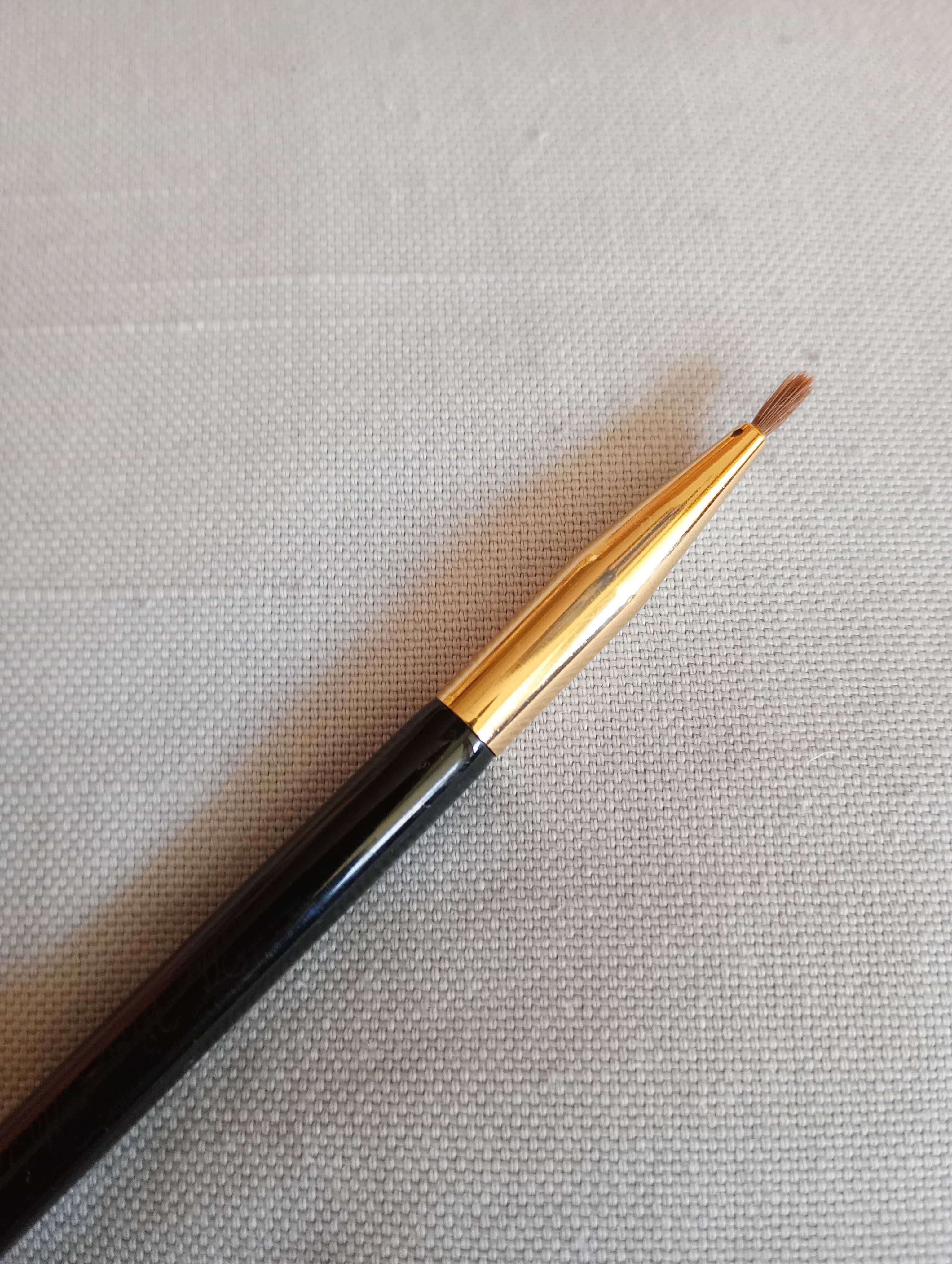 Dwustronny pędzelek do kresek Pretty Vulgar The Wing Master Dual