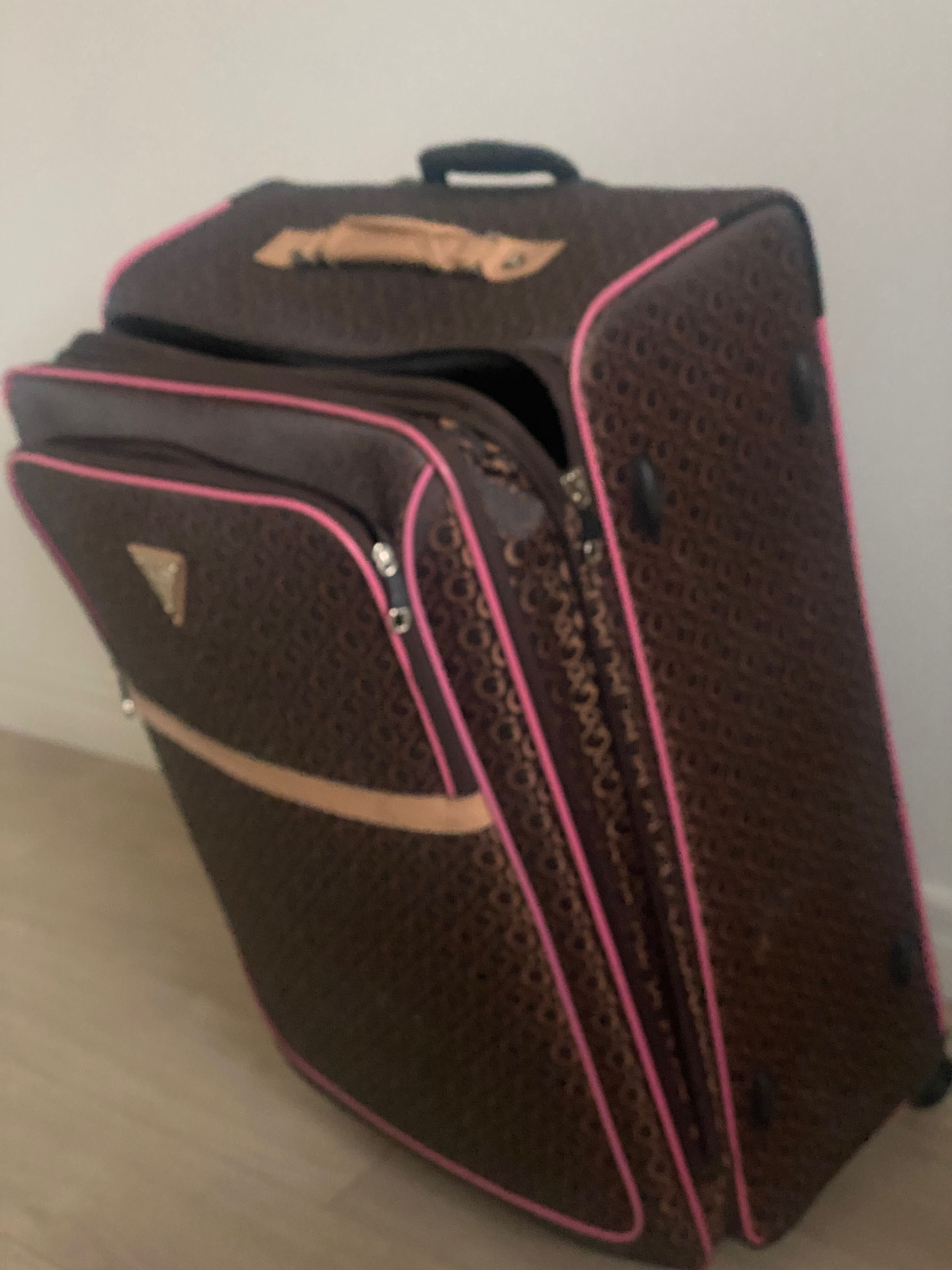 Bardzo duża walizka Guess do luku bagażowego 70x 60 cm bez kółek