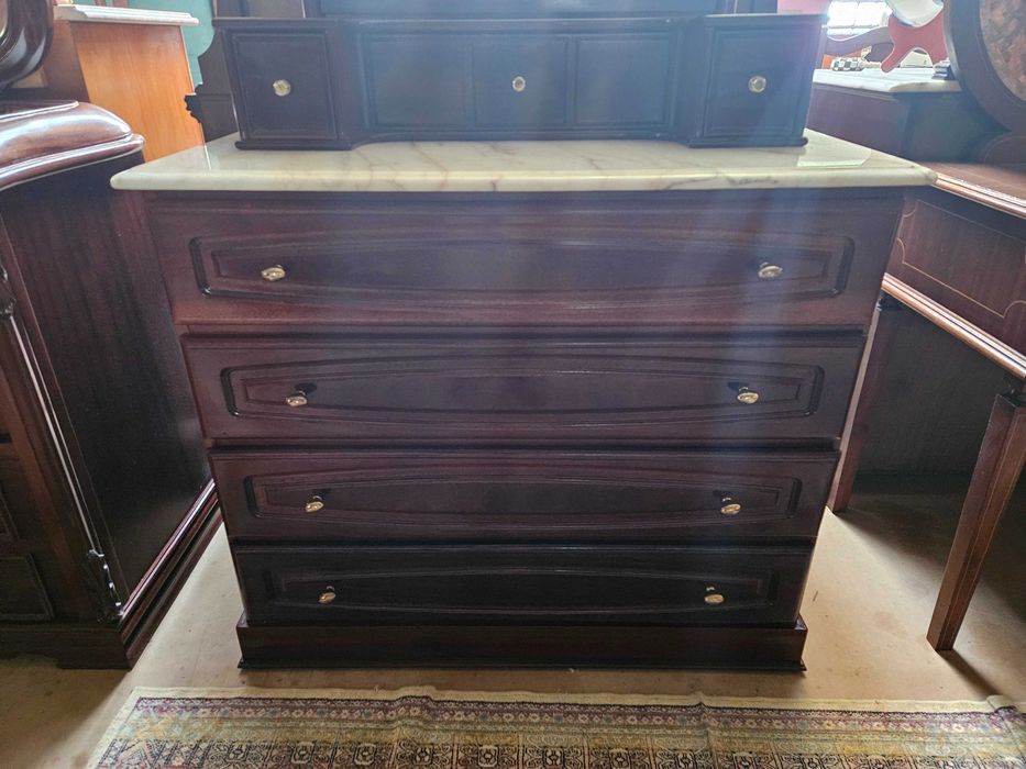 Comoda em madeira maciça com tampo em pedra e espel