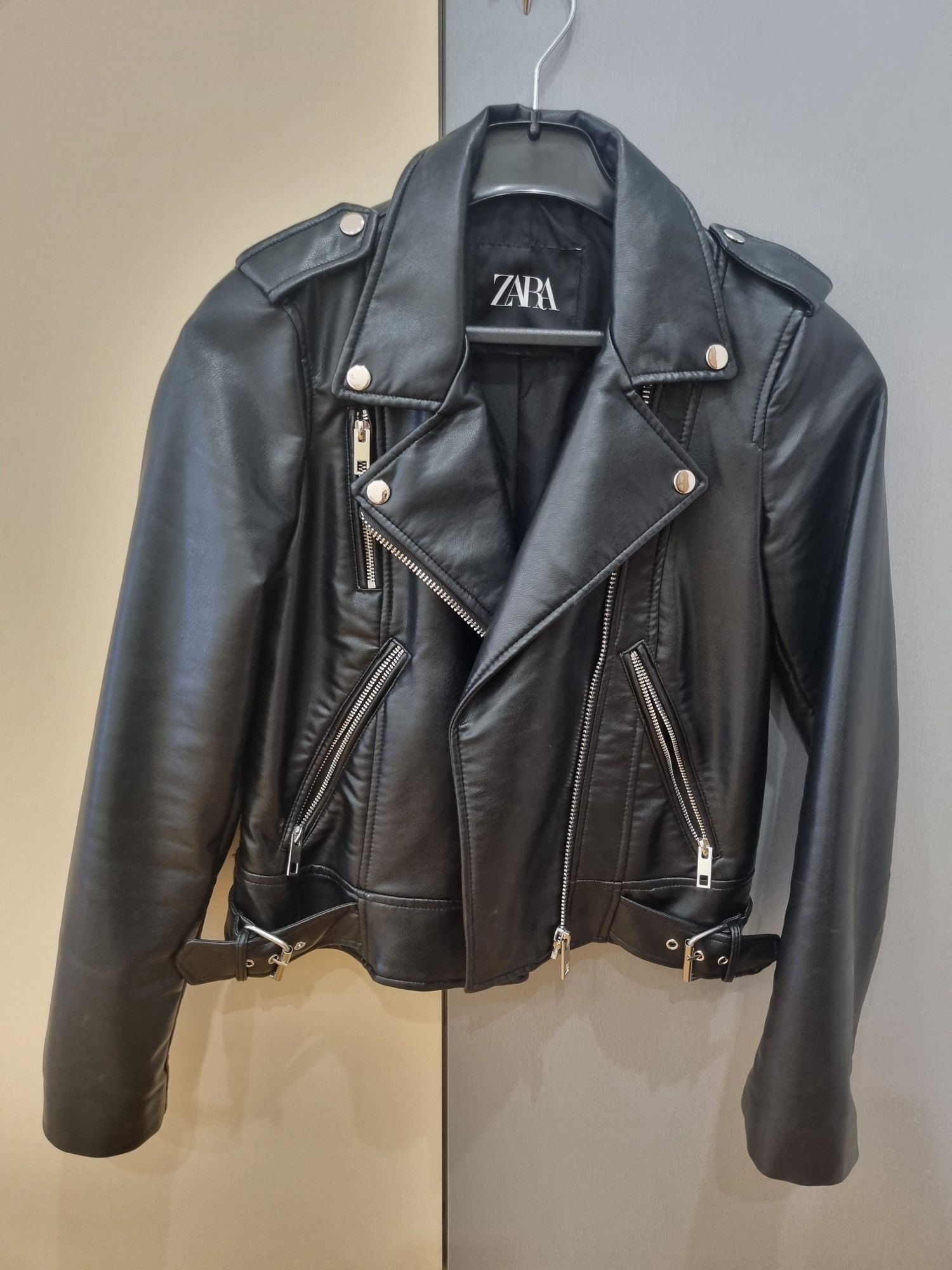 Косуха Zara!Стан нової речі.Косуха одіта 3 рази .Стан ідеальний.