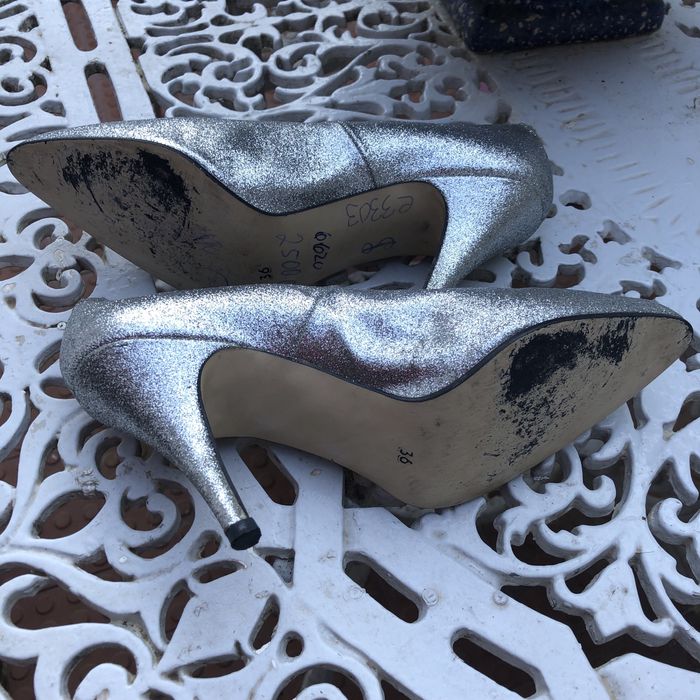 Sapatos prateados tamanho 36