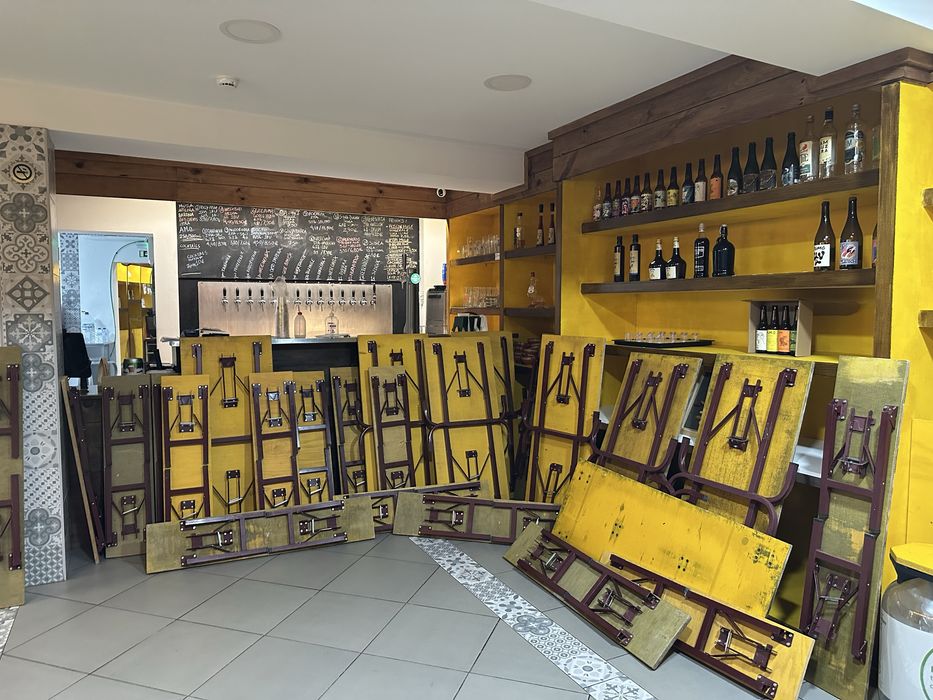 Varios conjuntos de mesas