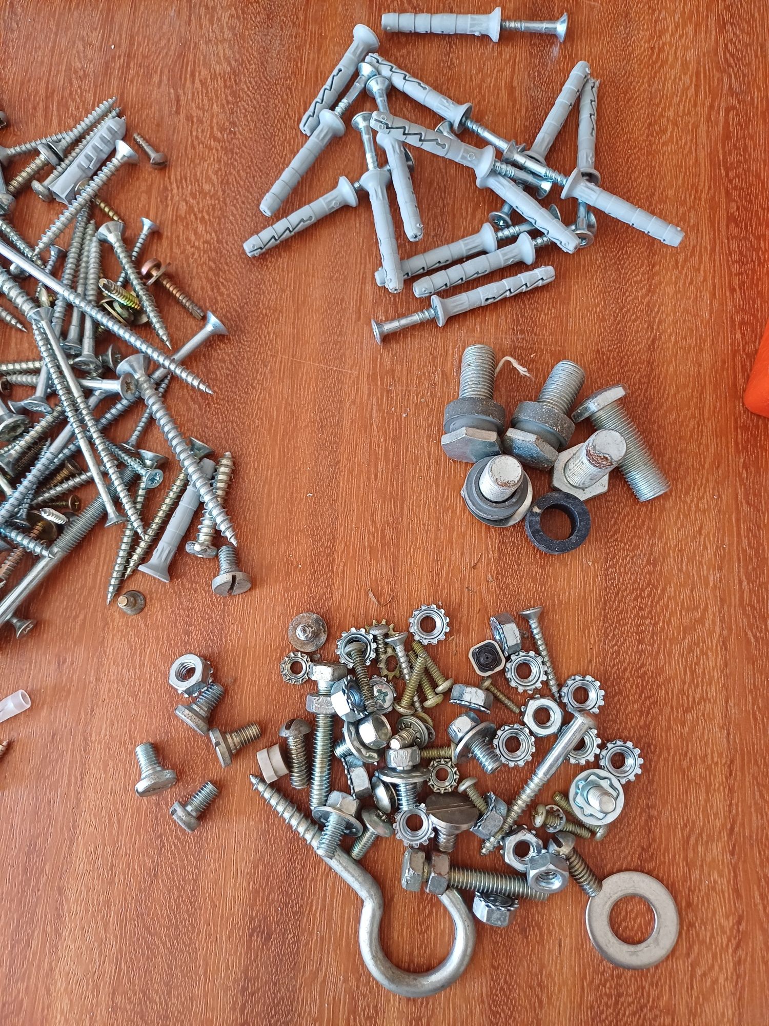 Conjunto sortido de centenas de parafusos, buchas e anilhas