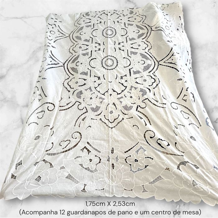 Toalha de linho branca bordada, napron e 12 guardanapos