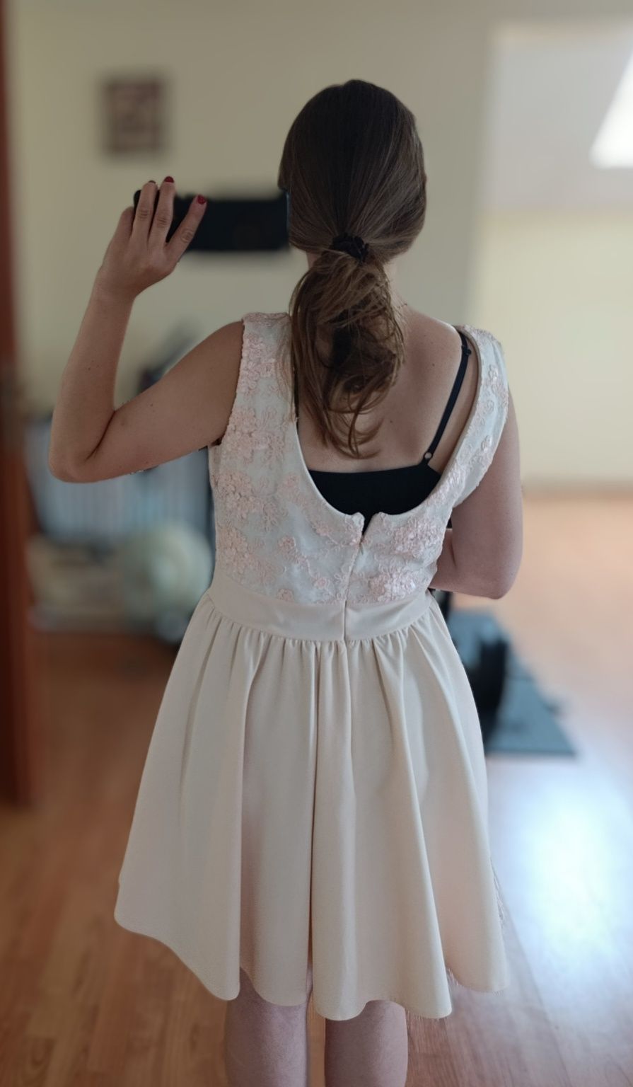 Elegancka brzoskwiniowa sukienka
