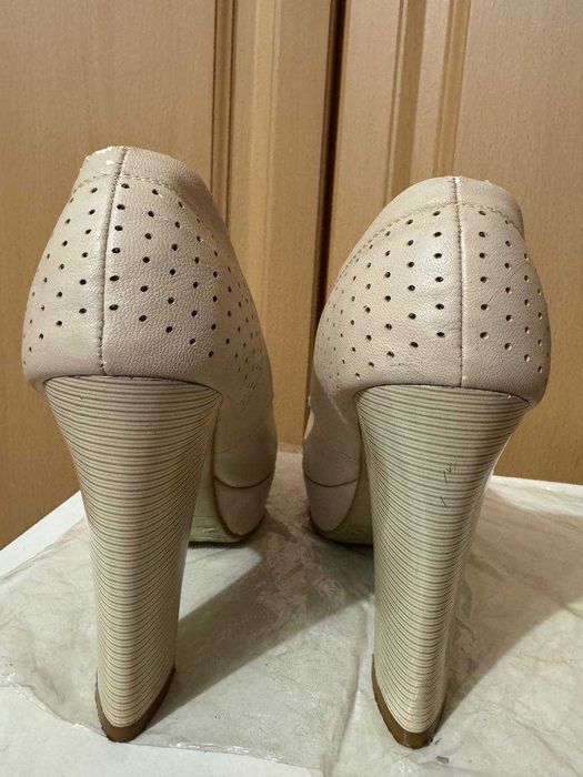 Жіночі туфлі бежевого кольору з відкритим носком