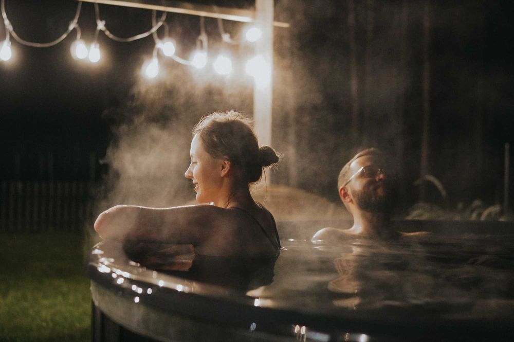 Dom domek na Mazurach nad jeziorem ogrodzony balia jacuzzi sauna