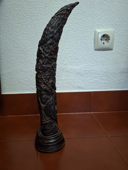 Corno em resina castanho