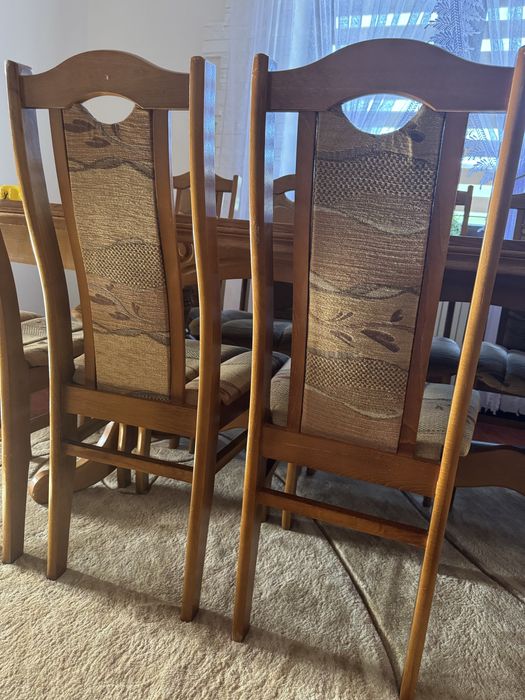 Stół z krzesłami.