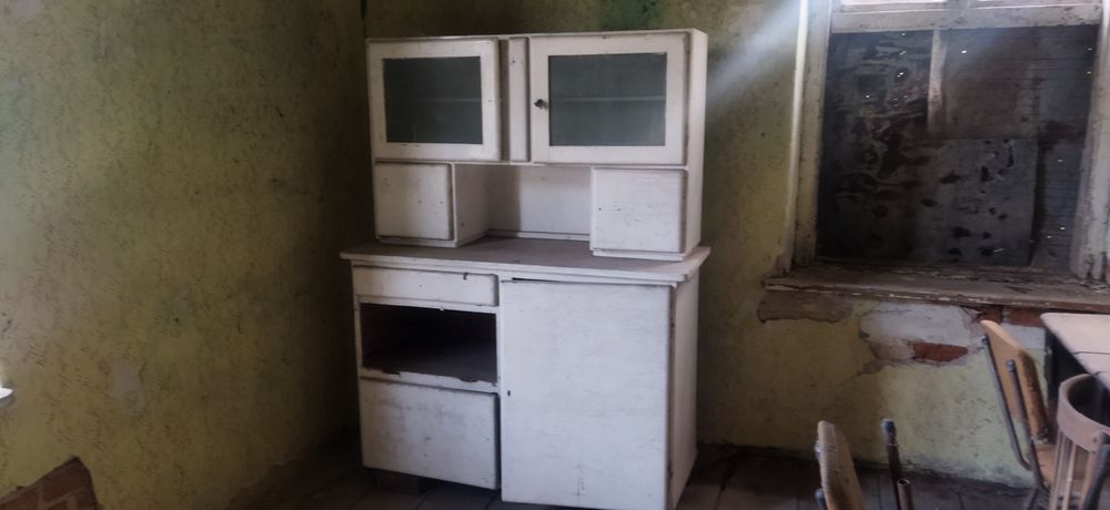 Stary kredens przedwojenny lub PRL