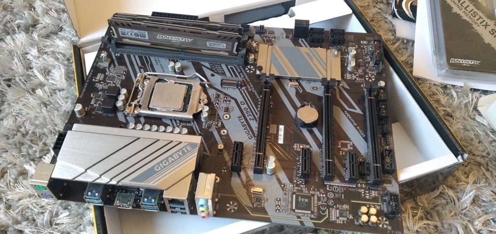 Gigabyte z390 D Intel i9 DDR 4 32 GB