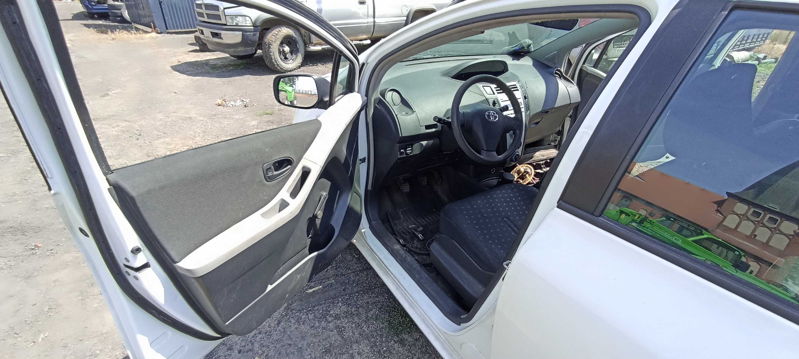 drzwi przód przednie toyota yaris 5d 1.4 d4d lak 068