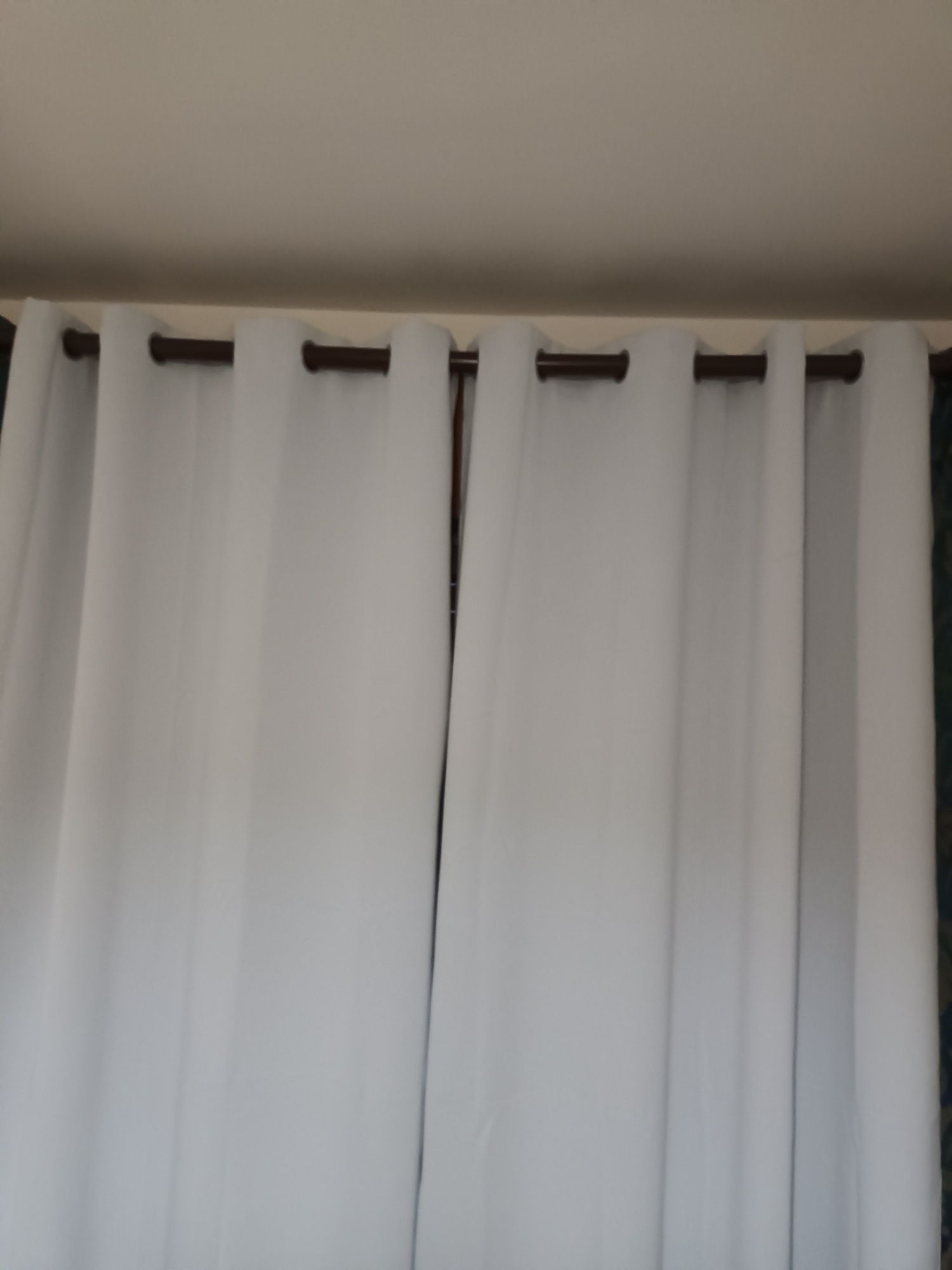 Cortinados cinza claro opacos de argolas