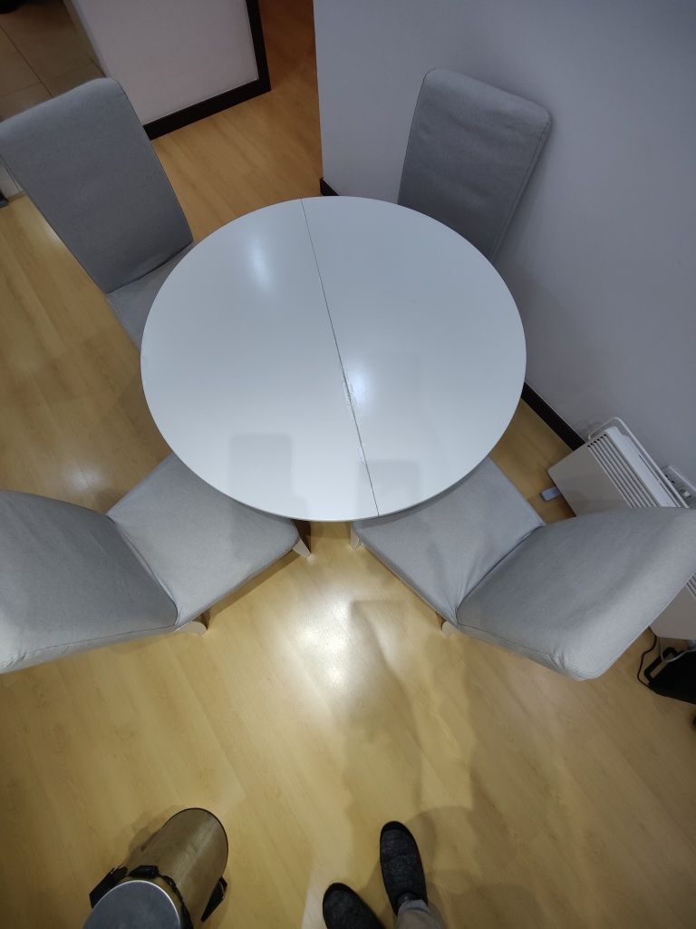 Mesa extensível e 4 cadeiras ikea