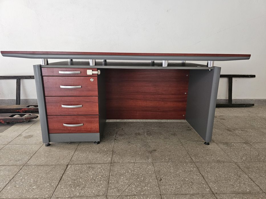 Duże  solidne  biurko