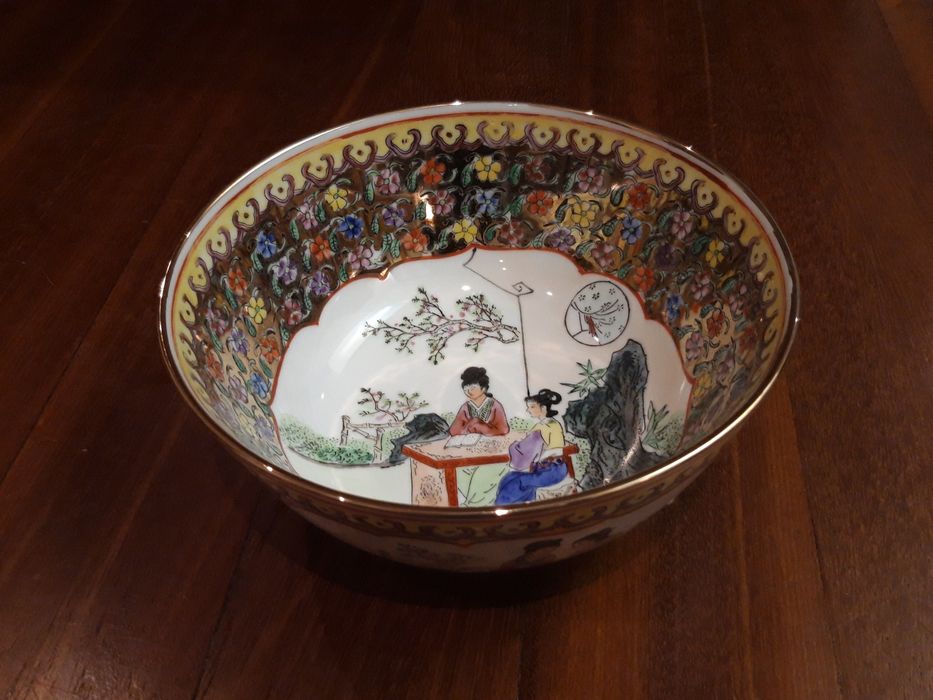 Taça de porcelana chinesa de Cantão com motivos orientais coloridos