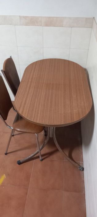 2 cadeiras e uma mesa