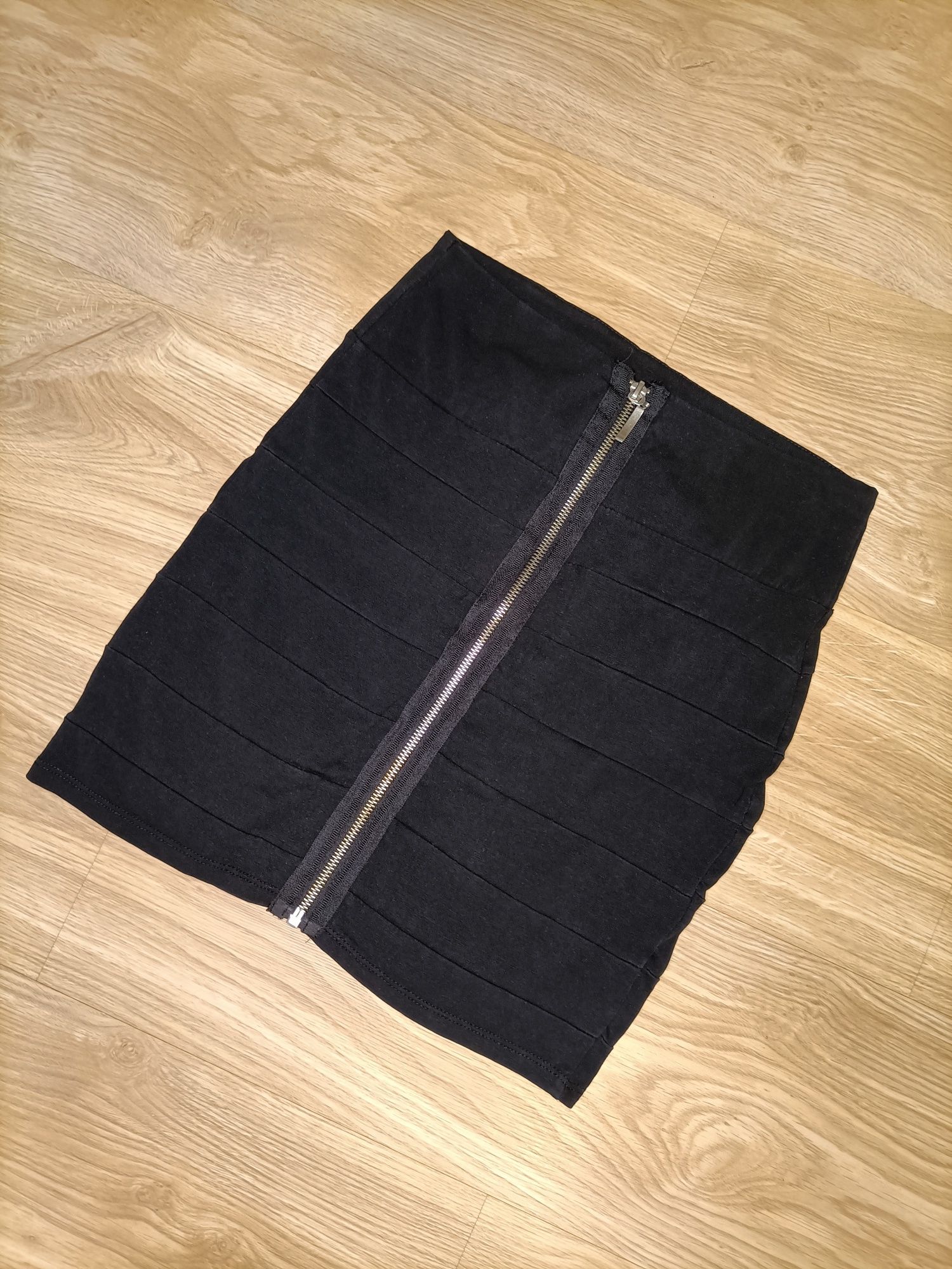 Czarna spódniczka mini z zamkiem New Yorker rozmiar S