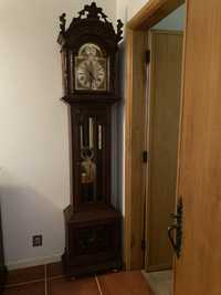 Relógio de pêndulo com caixa alta de madeira