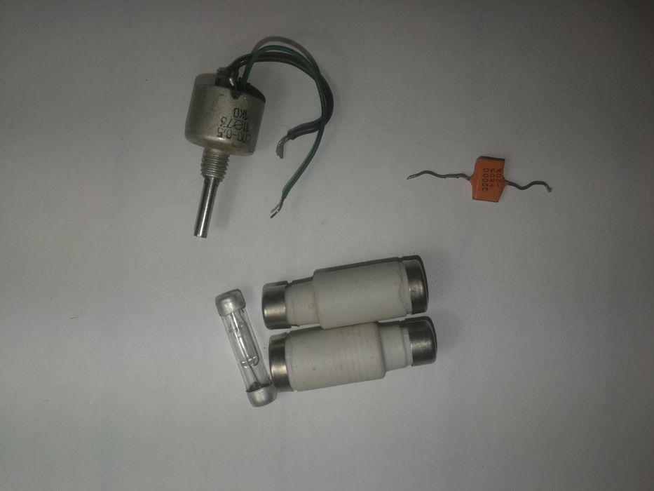 Потенциометр, конденсатор, предохранители керамические