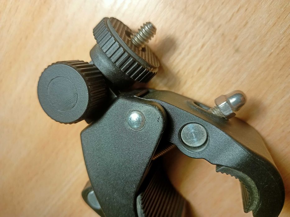 Кріплення аксесуарів на кермо або раму