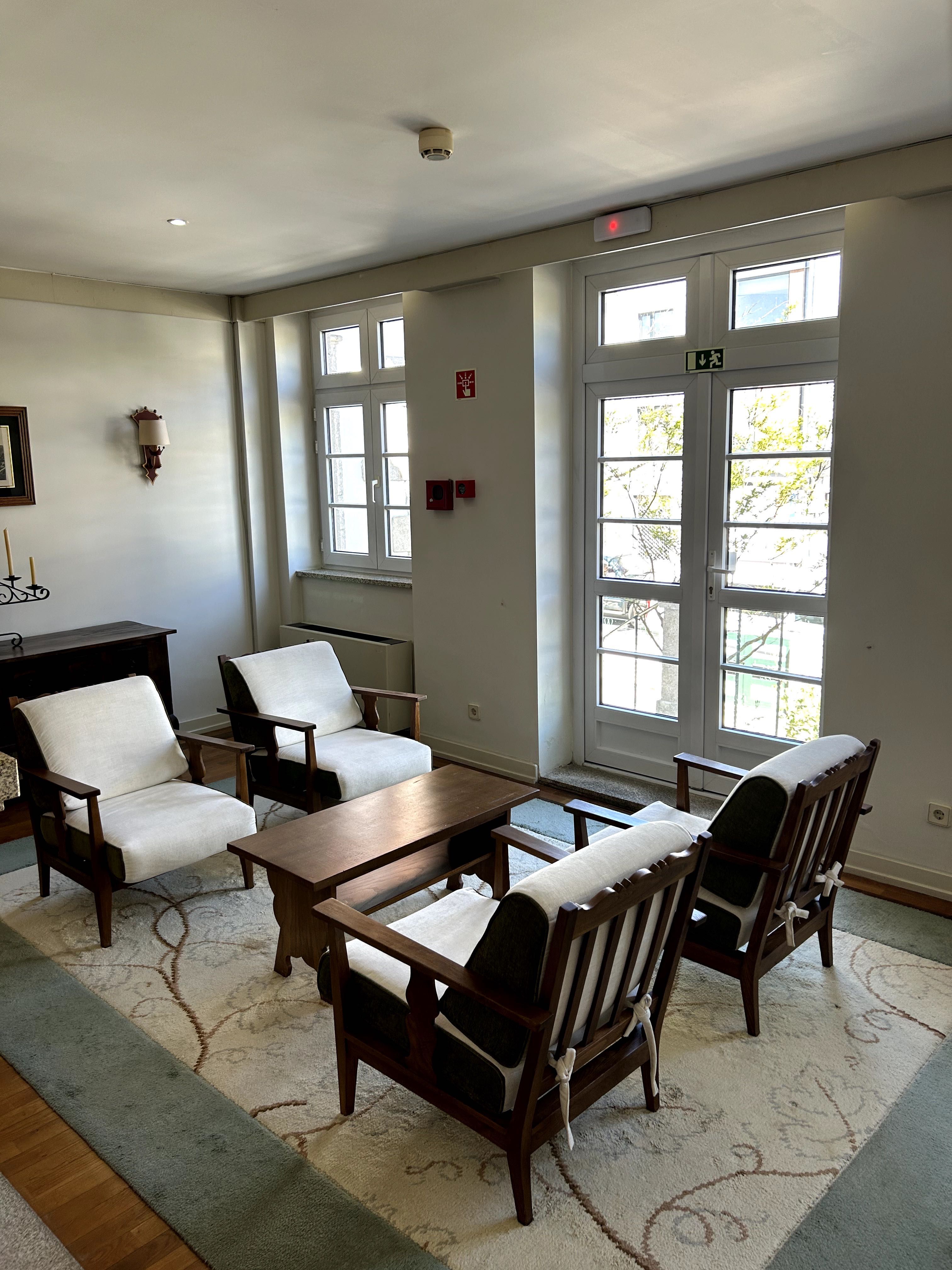 Conjunto de cadeirões com mesa e carpete