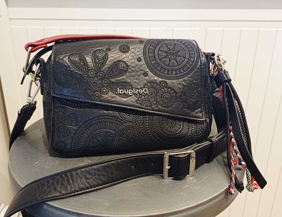 Torebka listonoszka Desigual czarno czerwona z ozdobnym haftem