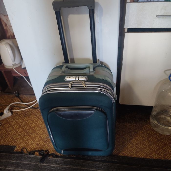 Продам чемодан дорожный