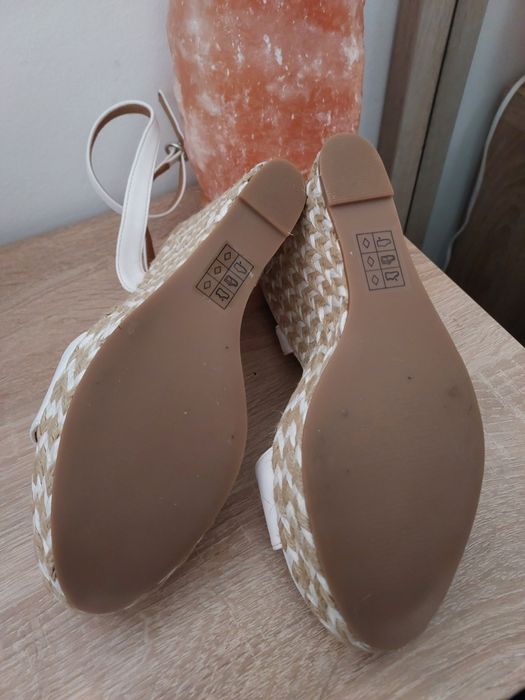 Śliczne białe sandały na koturnie Asos 40 (26cm)