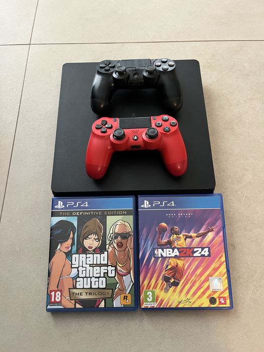 PS4 Slim em Perfeito estado + 2 comandos + 2 jogos