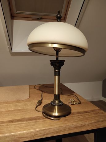 Piękna lampa stołowa