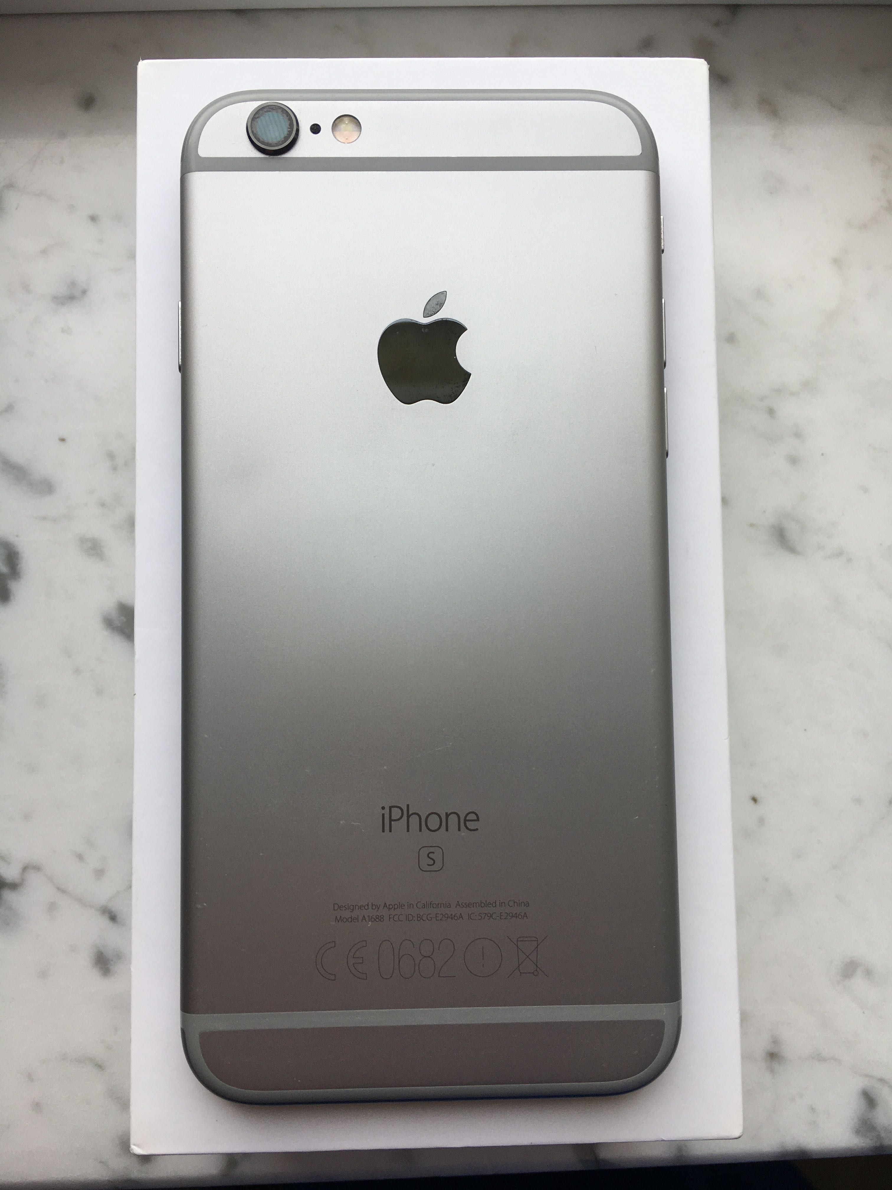 IPhone 6s Space Gray 64GB . Uszkodzony nie włącza się .