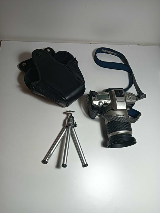 Minolta Dynax 4 z obiektywem AF Zoom 28–100 mm + pokrowiec i statyw