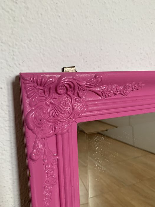 Espelho vintage com moldura de madeira rosa
