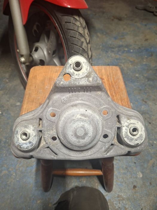 Podstawa, mocowanie amortyzatora passat Audi a4 b5