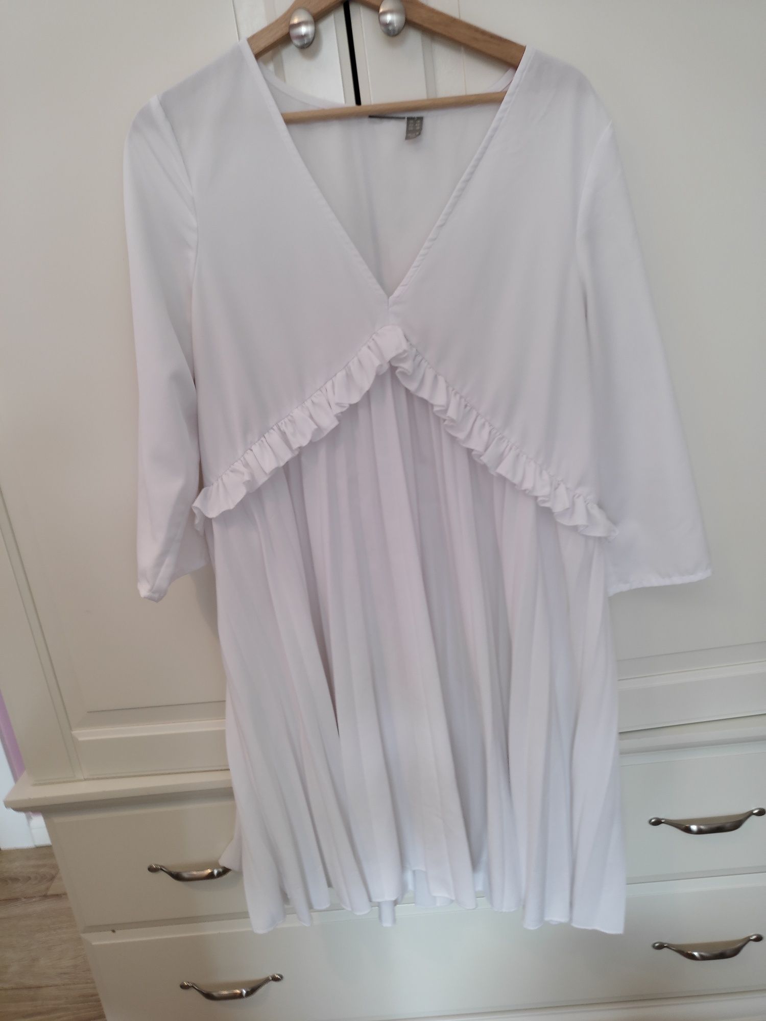 Śliczna biała sukienka oversize