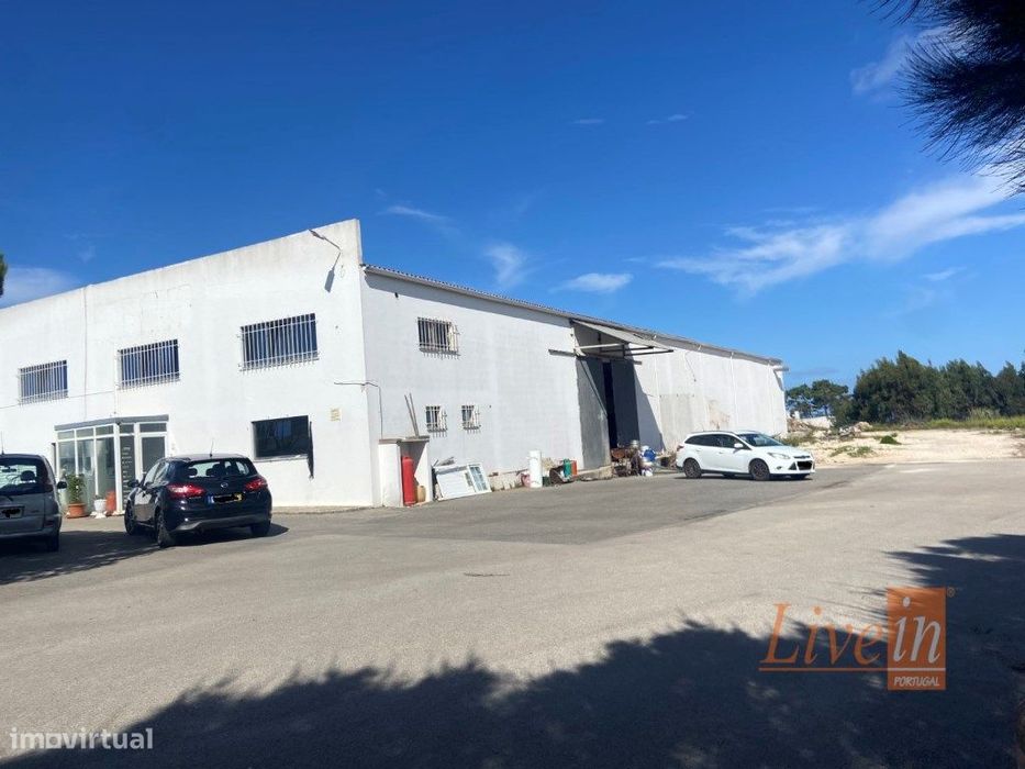Armazém com Terreno na Ericeira