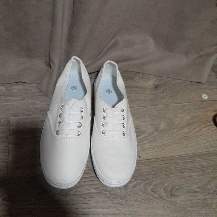 Продам белые кеды