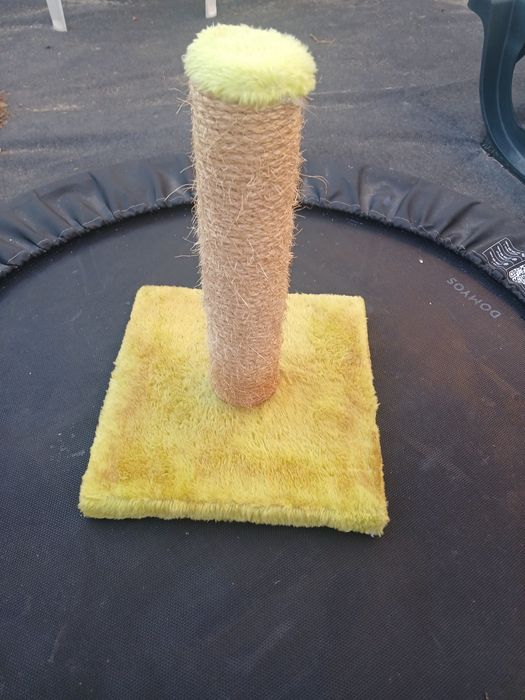 Arranhador para gatos, muito pouco utilizado.