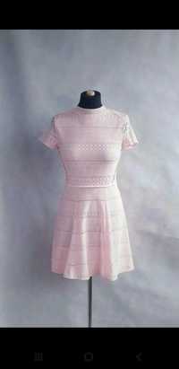 Różowa ażurowa sukienka mini z wycięciem na plecach.