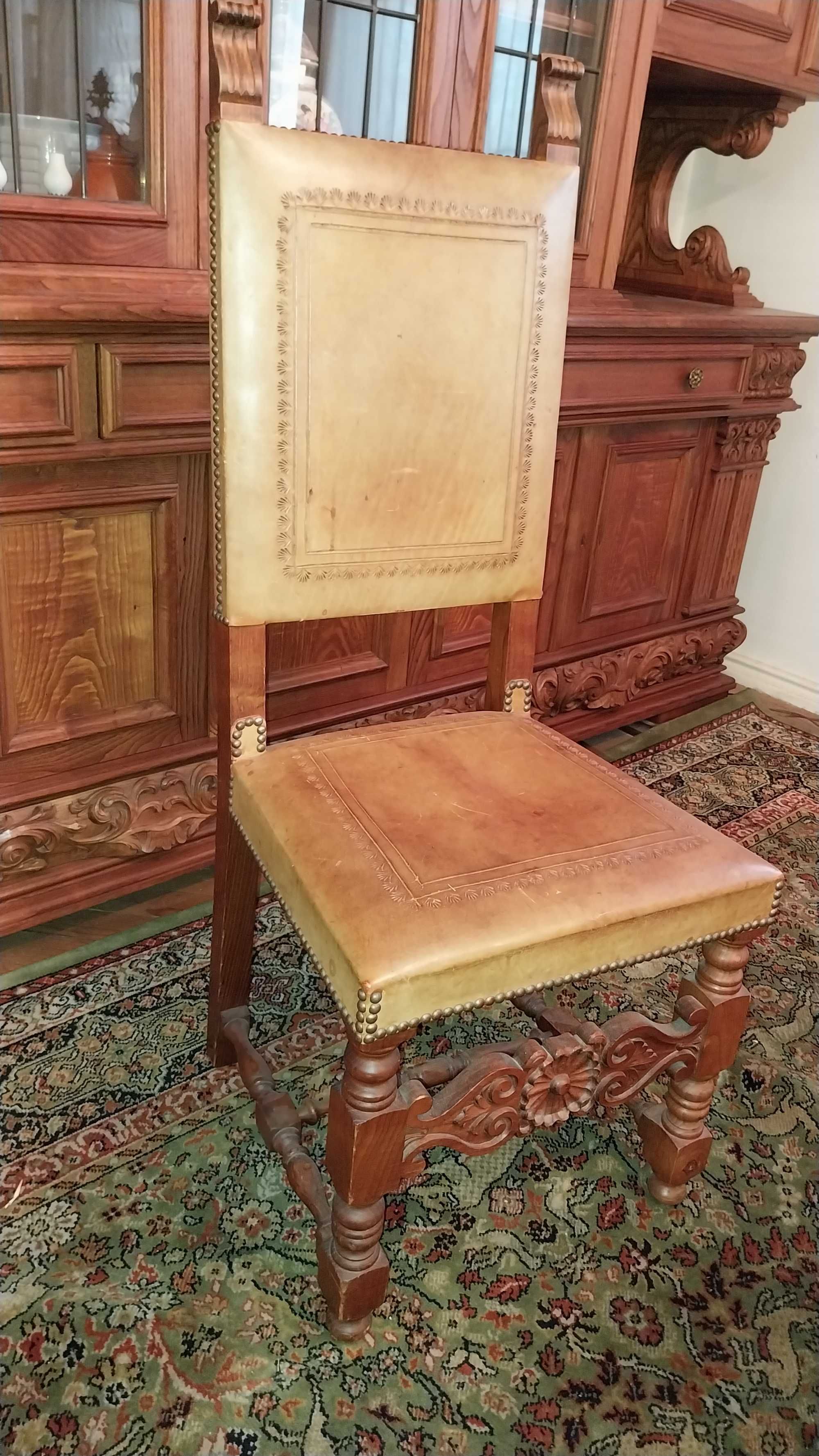 Mesa extensível, com 6 cadeiras madeira de castenho