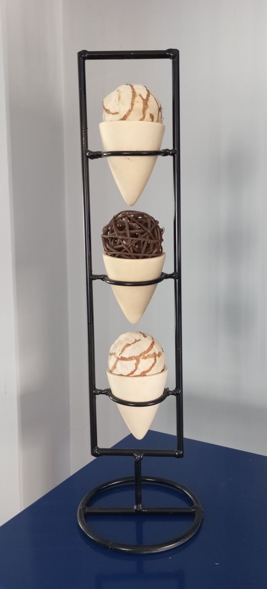 Suporte metálico com mini vasos decorativos