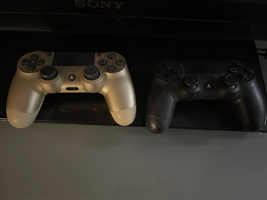 PlayStation 4 Pro с двумя джойстиками